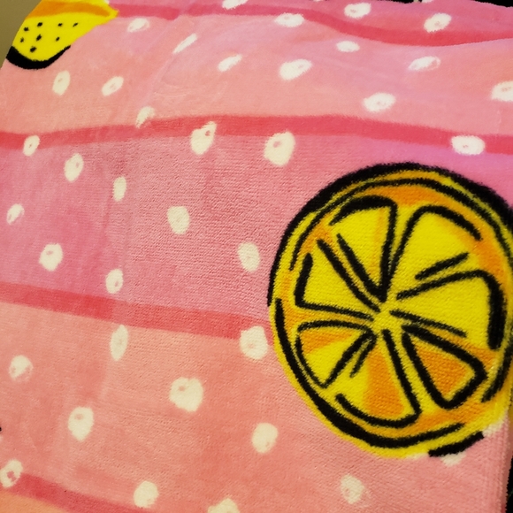 Betsey Johnson Beach Towel 28 in x 58 in - Picture 5 of 7